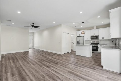 House in Tampa, Florida 3 bedrooms, 129.41 sq.m. № 2393486 - photo 6