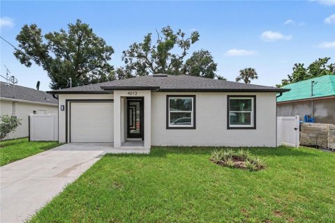 House in Tampa, Florida 3 bedrooms, 129.41 sq.m. № 2393486 - photo 2