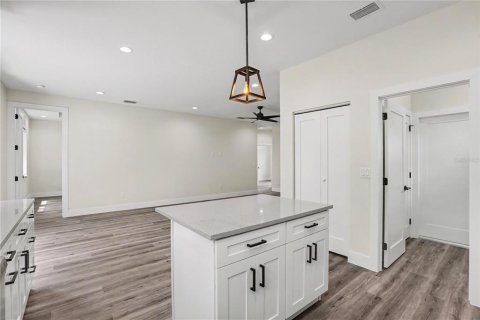 House in Tampa, Florida 3 bedrooms, 129.41 sq.m. № 2393486 - photo 7