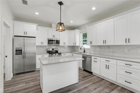 House in Tampa, Florida 3 bedrooms, 129.41 sq.m. № 2393486 - photo 8
