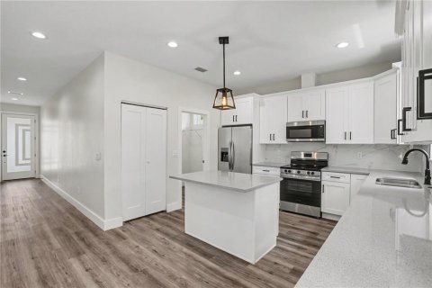 House in Tampa, Florida 3 bedrooms, 129.41 sq.m. № 2393486 - photo 9