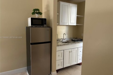 Immobilier commercial à louer à West Palm Beach, Floride: 1 chambre, 42.27 m2 № 2025683 - photo 2