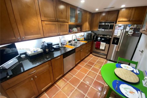 Condo in Coral Gables, Florida, 1 bedroom  № 1811207 - photo 12