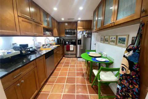Condo in Coral Gables, Florida, 1 bedroom  № 1811207 - photo 17