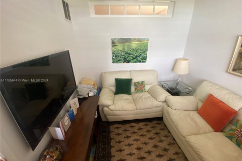 Condo in Coral Gables, Florida, 1 bedroom  № 1811207 - photo 19