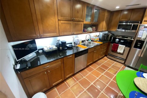 Condo in Coral Gables, Florida, 1 bedroom  № 1811207 - photo 13