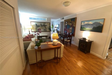 Condo in Coral Gables, Florida, 1 bedroom  № 1811207 - photo 7