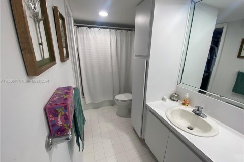 Condo in Coral Gables, Florida, 1 bedroom  № 1811207 - photo 27