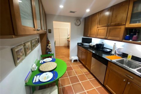 Condo in Coral Gables, Florida, 1 bedroom  № 1811207 - photo 16