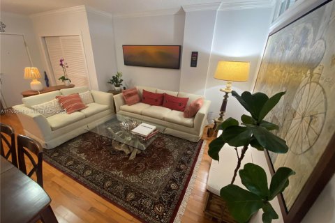 Condo in Coral Gables, Florida, 1 bedroom  № 1811207 - photo 10