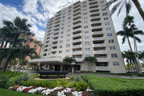 Condo in Coral Gables, Florida, 1 bedroom  № 1811207 - photo 1