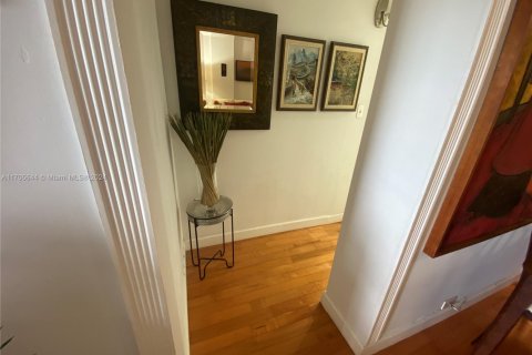 Condo in Coral Gables, Florida, 1 bedroom  № 1811207 - photo 28