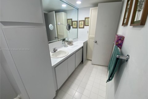 Condo in Coral Gables, Florida, 1 bedroom  № 1811207 - photo 25
