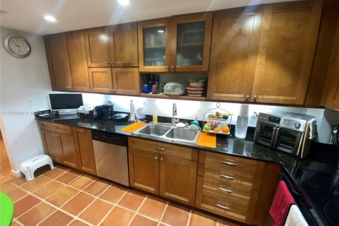 Condo in Coral Gables, Florida, 1 bedroom  № 1811207 - photo 15