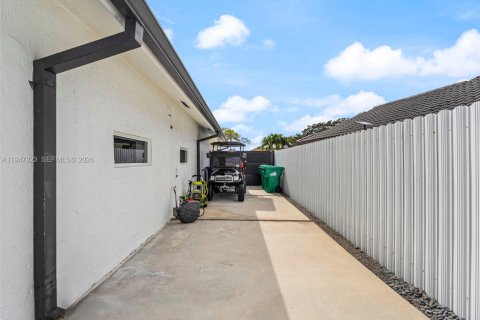 Casa en alquiler en Hialeah, Florida, 4 dormitorios, 135.54 m2 № 2003996 - foto 28