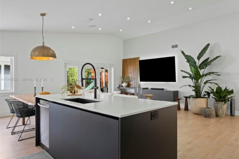 Casa en alquiler en Hialeah, Florida, 4 dormitorios, 135.54 m2 № 2003996 - foto 8