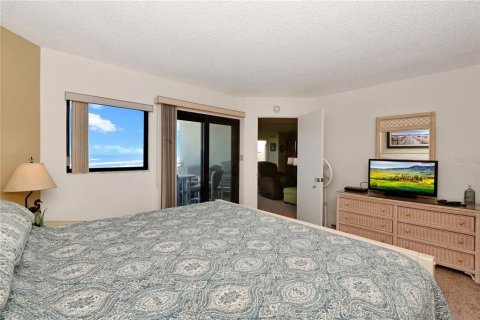 Condo in New Smyrna Beach, Florida, 2 bedrooms № 2217541 - photo 21