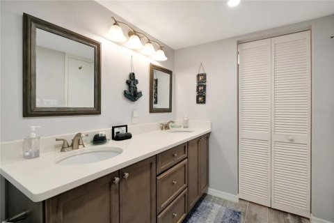 Condo in New Smyrna Beach, Florida, 2 bedrooms № 2217541 - photo 24