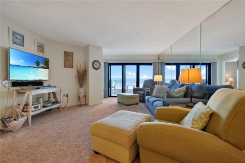 Condo in New Smyrna Beach, Florida, 2 bedrooms № 2217541 - photo 11