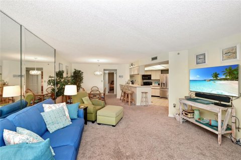 Condo in New Smyrna Beach, Florida, 2 bedrooms № 2217541 - photo 17