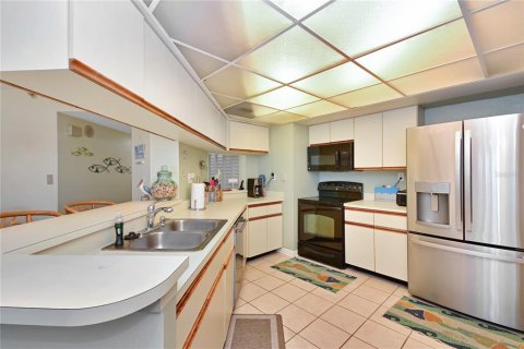 Condo in New Smyrna Beach, Florida, 2 bedrooms № 2217541 - photo 12