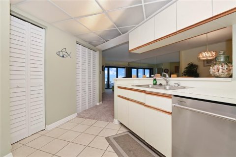Condo in New Smyrna Beach, Florida, 2 bedrooms № 2217541 - photo 15