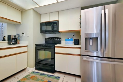 Condo in New Smyrna Beach, Florida, 2 bedrooms № 2217541 - photo 13