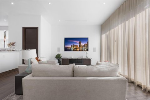 Casa en venta en Miami, Florida, 3 dormitorios, 319.96 m2 № 1974142 - foto 18