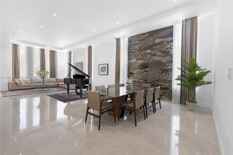 Casa en venta en Miami, Florida, 3 dormitorios, 319.96 m2 № 1974142 - foto 22