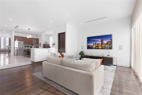 Casa en venta en Miami, Florida, 3 dormitorios, 319.96 m2 № 1974142 - foto 17