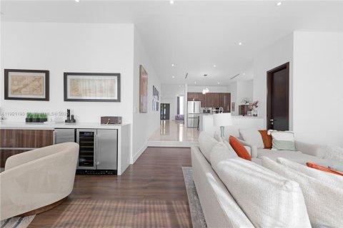 Casa en venta en Miami, Florida, 3 dormitorios, 319.96 m2 № 1974142 - foto 16