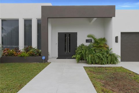 Casa en venta en Miami, Florida, 3 dormitorios, 319.96 m2 № 1974142 - foto 1