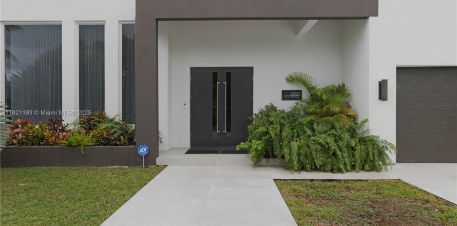 Casa en Miami, Florida 3 dormitorios, 319.96 m2 № 1974142