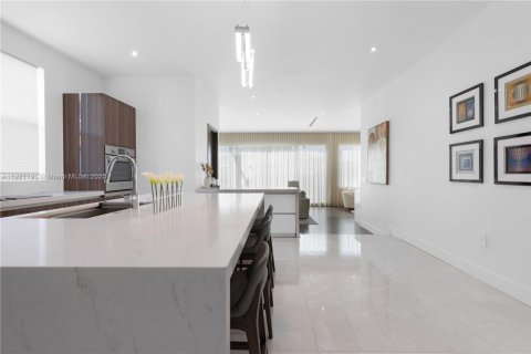 Casa en venta en Miami, Florida, 3 dormitorios, 319.96 m2 № 1974142 - foto 27