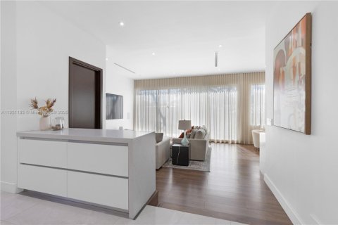 Casa en venta en Miami, Florida, 3 dormitorios, 319.96 m2 № 1974142 - foto 20