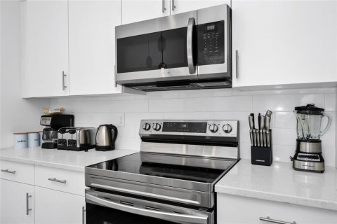 Townhouse in Davenport, Florida 4 bedrooms, 178 sq.m. № 1870768 - photo 3