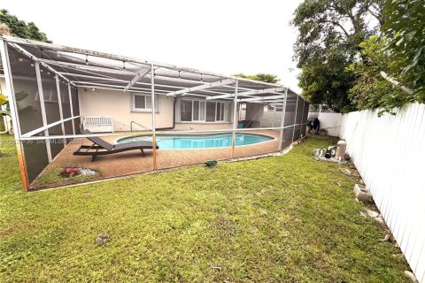 House in Pembroke Pines, Florida 4 bedrooms, 179.77 sq.m. № 2088072 - photo 9