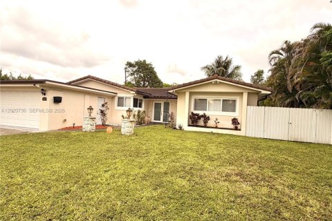 House in Pembroke Pines, Florida 4 bedrooms, 179.77 sq.m. № 2088072 - photo 2