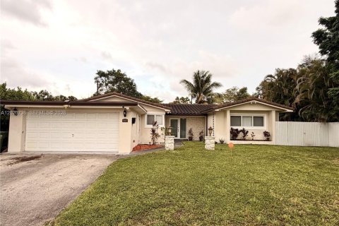 House in Pembroke Pines, Florida 4 bedrooms, 179.77 sq.m. № 2088072