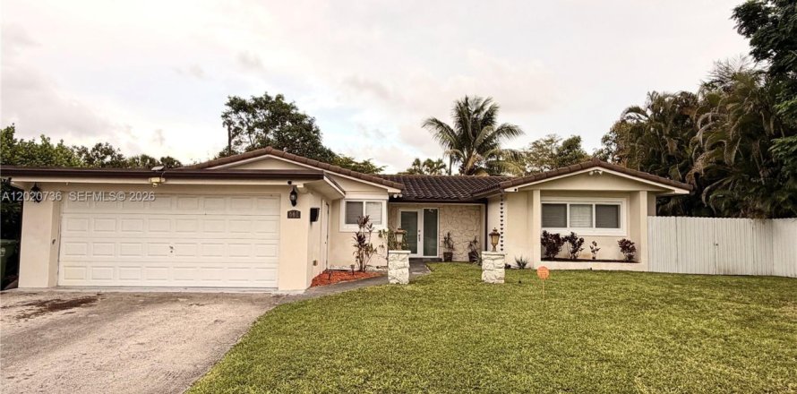 House in Pembroke Pines, Florida 4 bedrooms, 179.77 sq.m. № 2088072
