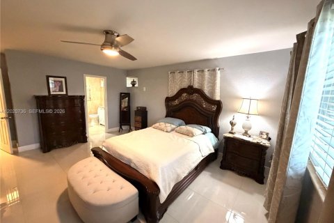 House in Pembroke Pines, Florida 4 bedrooms, 179.77 sq.m. № 2088072 - photo 26