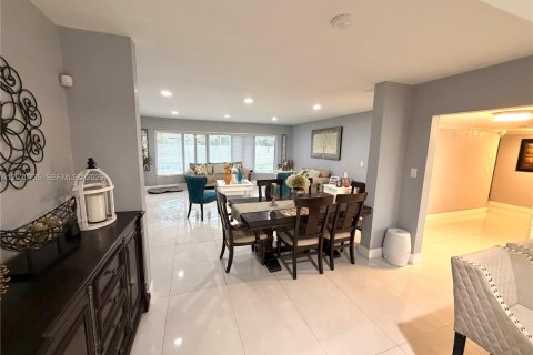 House in Pembroke Pines, Florida 4 bedrooms, 179.77 sq.m. № 2088072 - photo 16