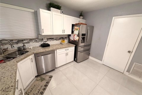 House in Pembroke Pines, Florida 4 bedrooms, 179.77 sq.m. № 2088072 - photo 18