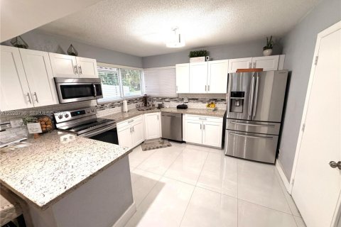 House in Pembroke Pines, Florida 4 bedrooms, 179.77 sq.m. № 2088072 - photo 17