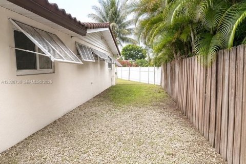 House in Pembroke Pines, Florida 4 bedrooms, 179.77 sq.m. № 2088072 - photo 6