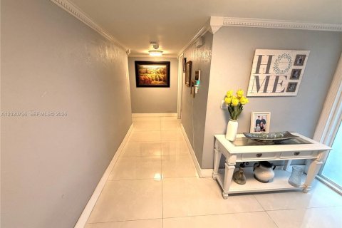 House in Pembroke Pines, Florida 4 bedrooms, 179.77 sq.m. № 2088072 - photo 14