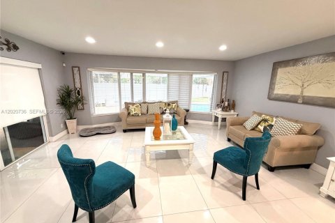 House in Pembroke Pines, Florida 4 bedrooms, 179.77 sq.m. № 2088072 - photo 15
