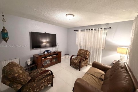 House in Pembroke Pines, Florida 4 bedrooms, 179.77 sq.m. № 2088072 - photo 28