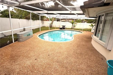 House in Pembroke Pines, Florida 4 bedrooms, 179.77 sq.m. № 2088072 - photo 8