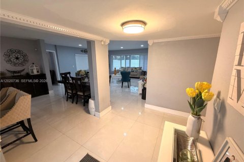 House in Pembroke Pines, Florida 4 bedrooms, 179.77 sq.m. № 2088072 - photo 13